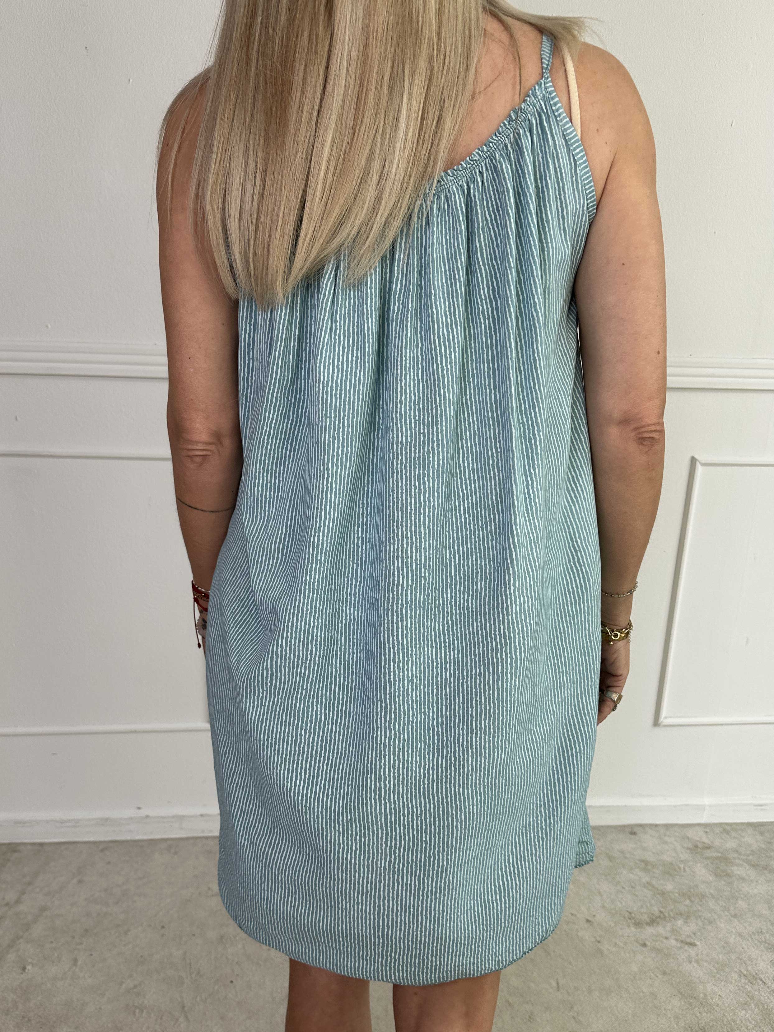 Afina - Stropkjole i viskose med tynde striber